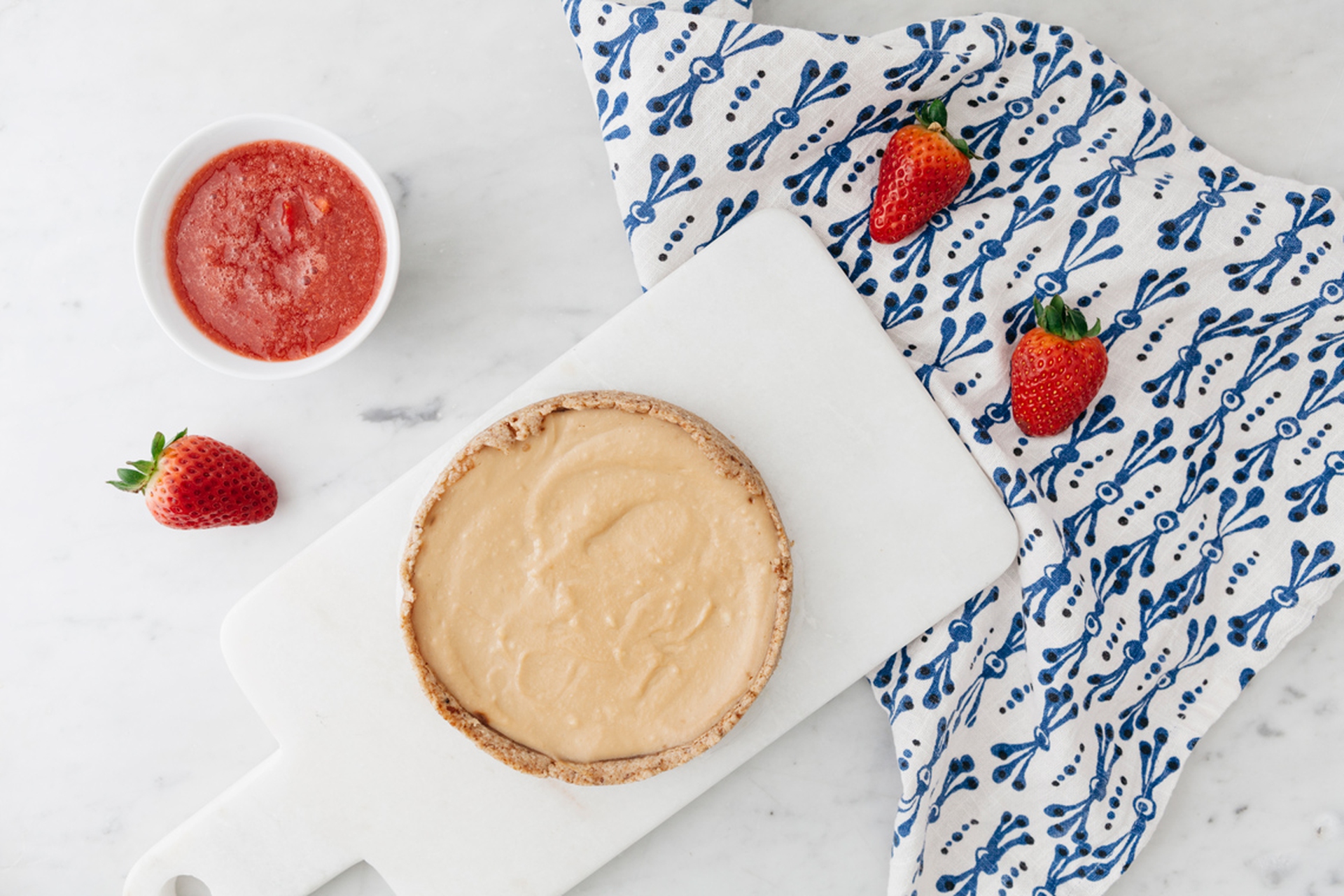 Cheesecake con farina di farro, ricotta e salsa di fragole