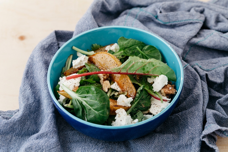 Insalata con pere caramellate e formaggio di capra