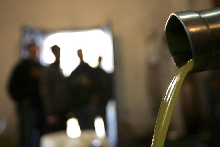 Olio extravergine di oliva spinato da una botte