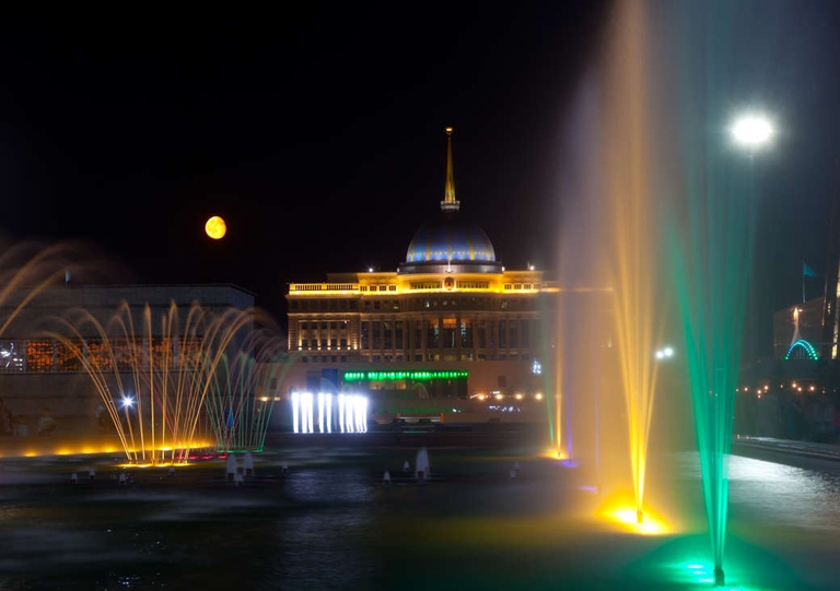 Il palazzo presidenziale di notte illuminato. Una delle cose da vedere ad Astana, Kazakhstan.