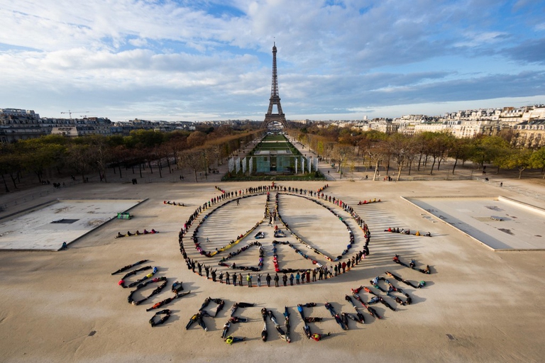 Manifestazione per l'energia pulita a Parigi