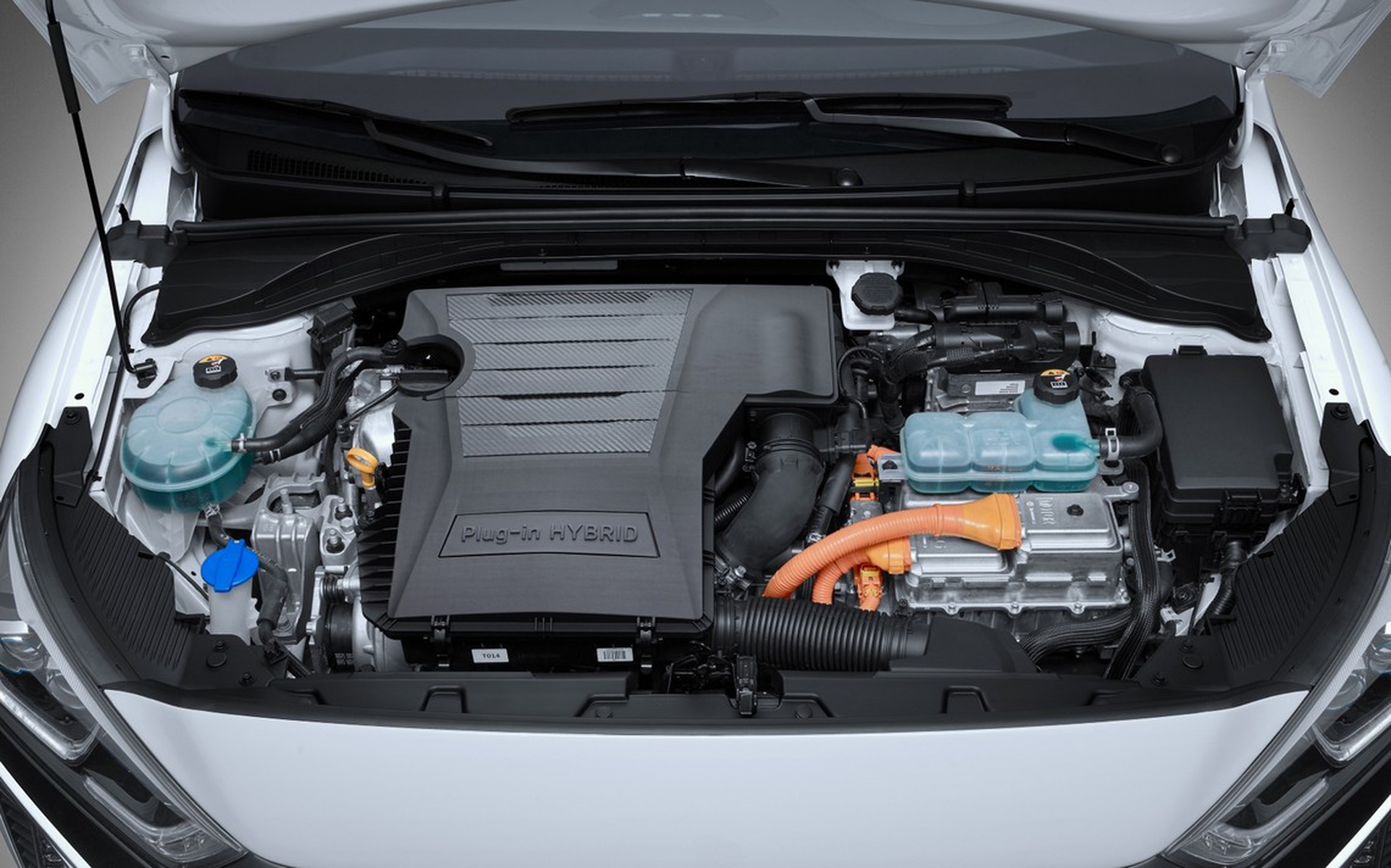 Tutto sull’auto ibrida plug-in, punto d’incontro delle tecnologie ibrida ed elettrica