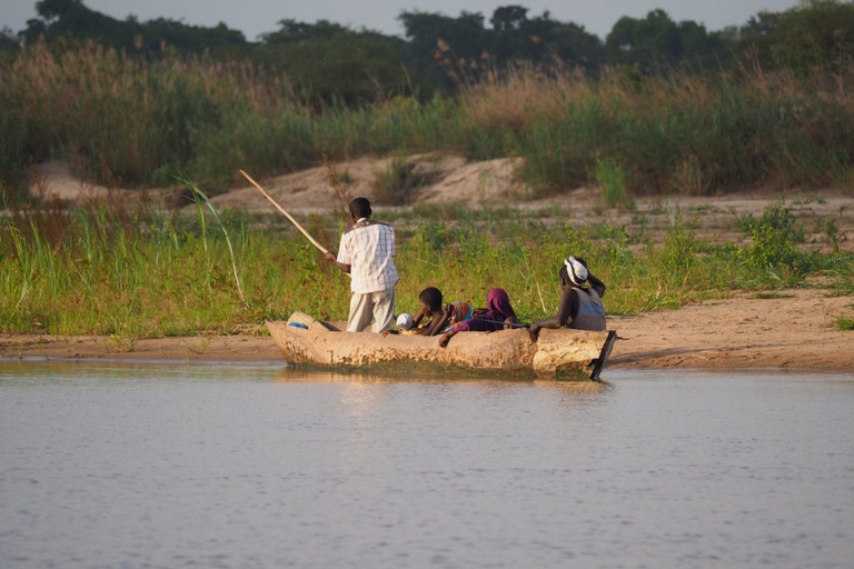 Abitanti della zona di Selous mentre pescano sul fiume Rufiji