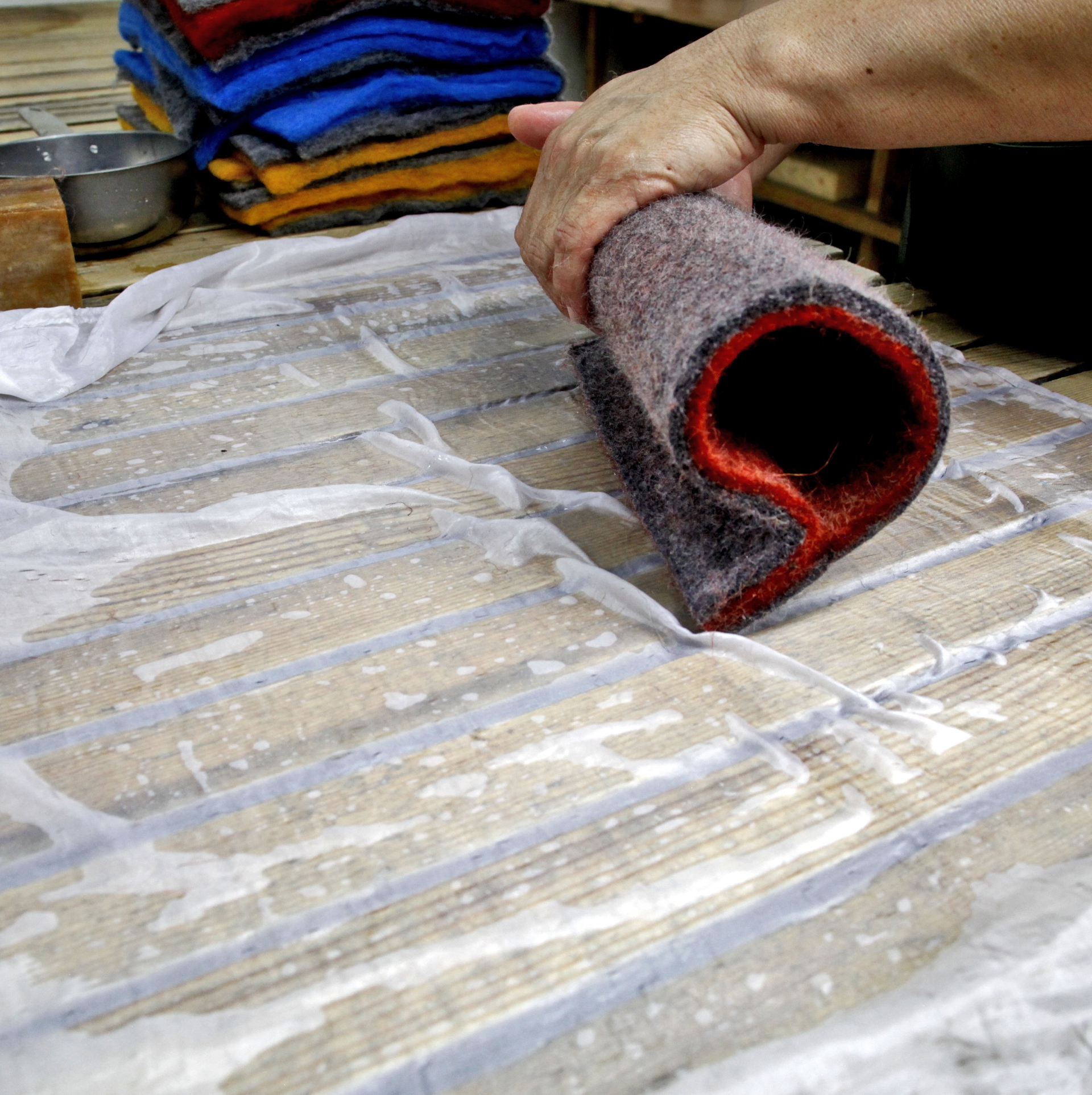 Oggetti in feltro, materiale antico dalle caratteristiche sostenibili