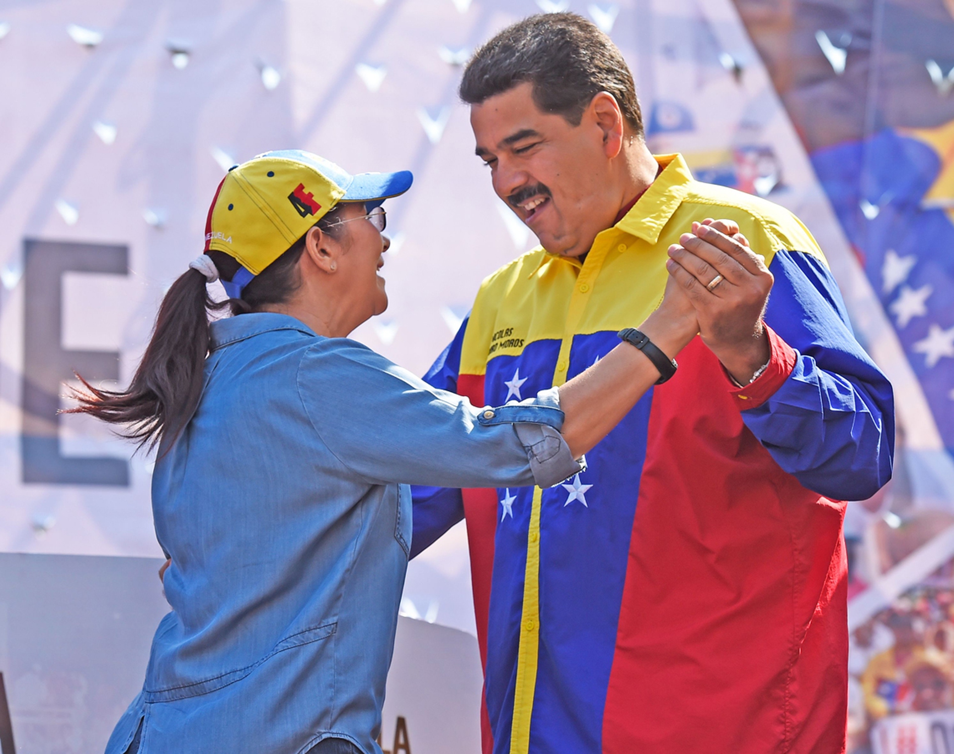 4 Nicolas Maduro balla la salsa con la moglie