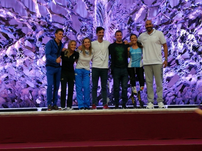 Giusy-Versace-Valentina-Vezzali-Alex-del-Piero-Igor-Cassina-Odette-Giuffrida-e-Amaurys-Perez-inaugura-Congresso-Internazionale--Sport-at-the-service-of-humanity-in-Vaticano-davanti-a-Papa-Francesco-1140x855