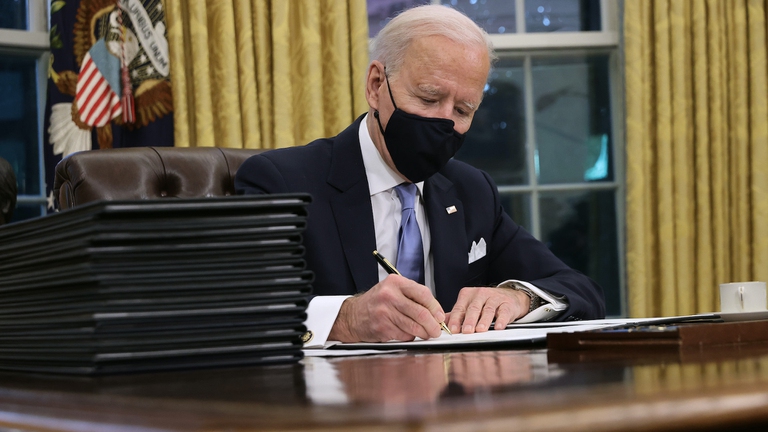 Joe Biden nel primo giorno di lavoro alla Casa Bianca