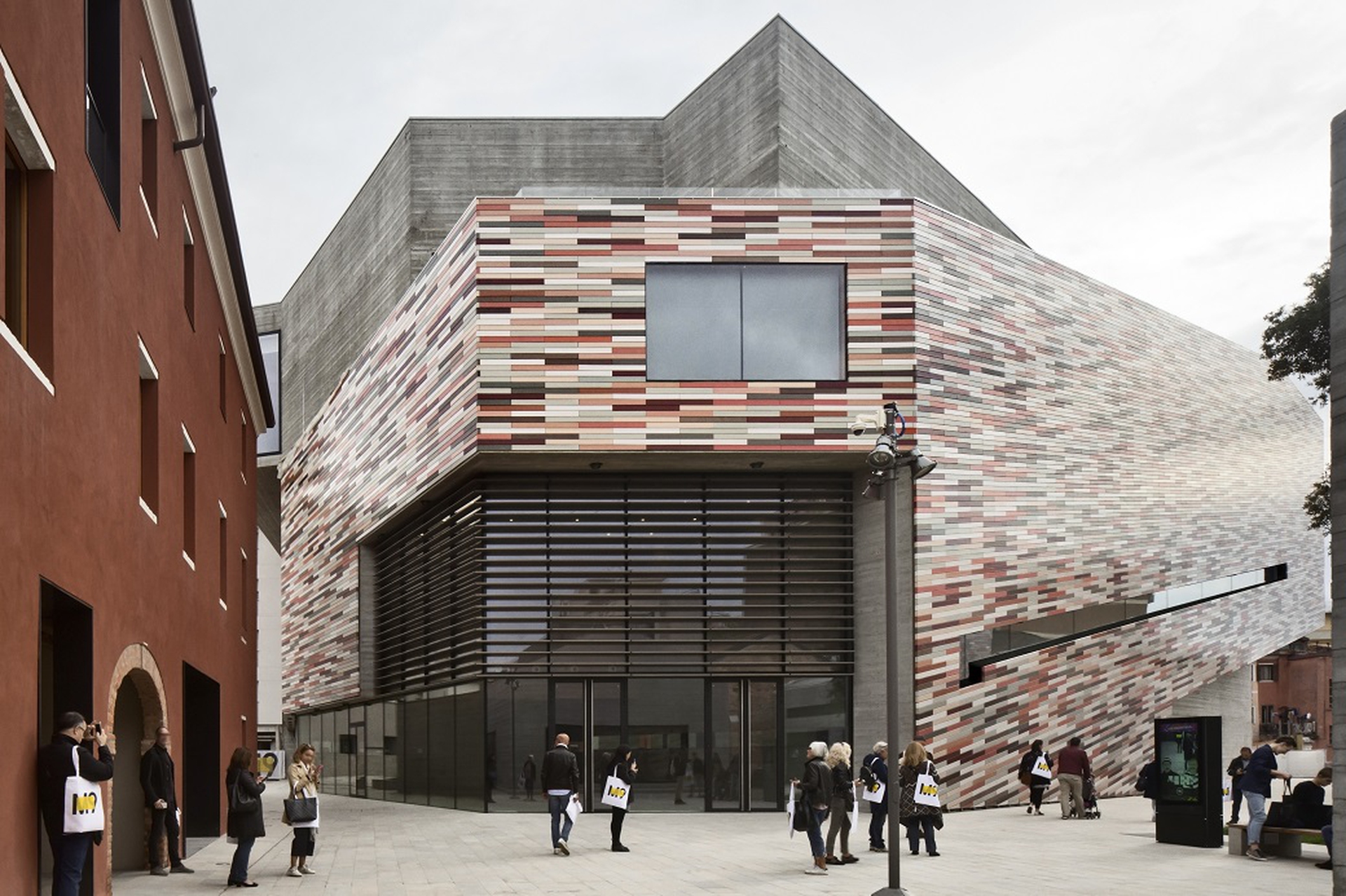 20mila gli elementi in ceramica policroma che rivestono le facciate delle nuove architetture