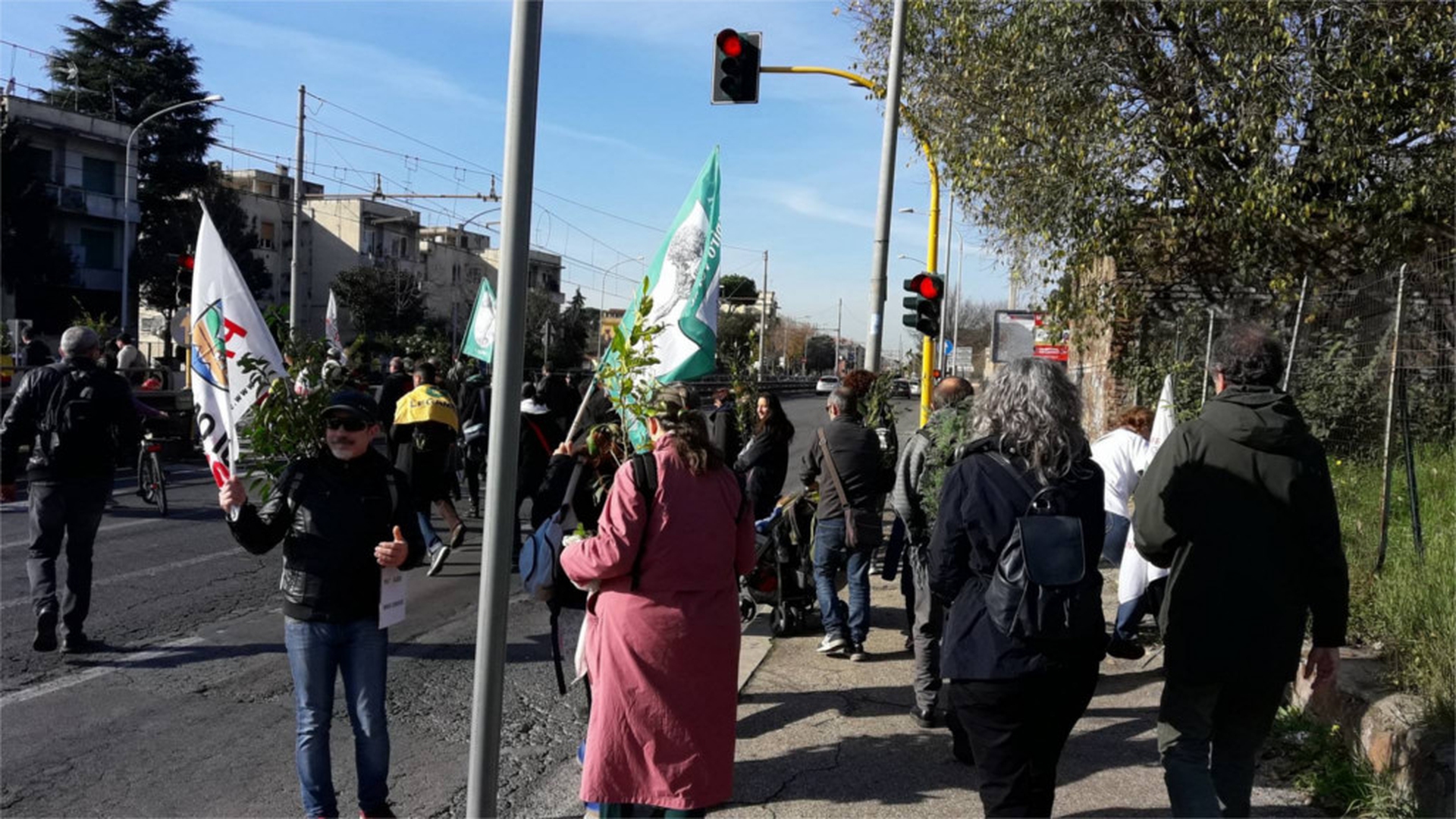 Foto della Marcia degli alberi su via Casilina a Roma