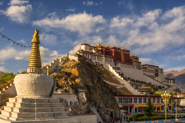 Lhasa al tramonto, città che il Dalai Lama ha lasciato per guidare il Paese in esilio.
