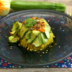 Sformatino di miglio con zucchine, curcuma e sesamo © Beatrice Spagoni