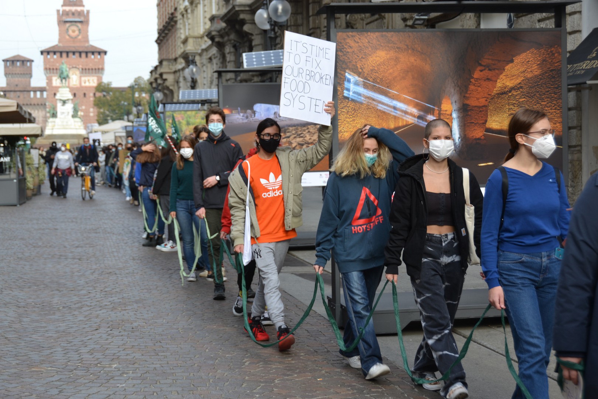 Il distanziamento sociale durante lo sciopero del 9 ottobre a Milano