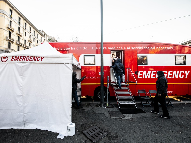 Il Politruck, l'ambulatorio mobile di Emergency, a Milano