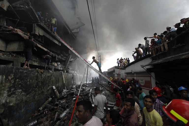 Incendio di una fabbrica di vestiti in Bangladesh