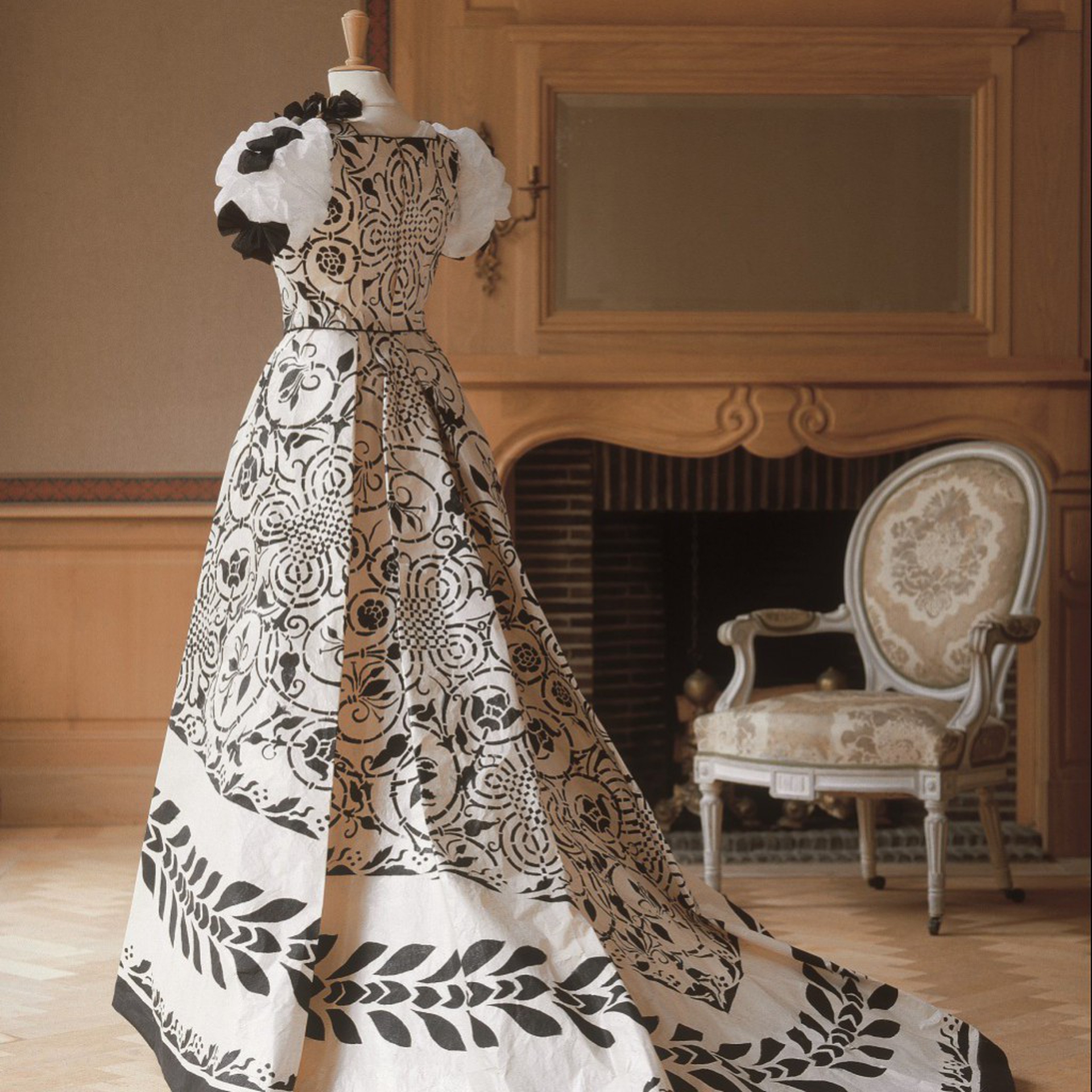 La collezione di abiti in carta alla Villa Necchi Campiglio