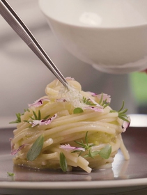 Spaghetti tiepidi con porri alla brace, margherite e portulaca. Ricetta estiva