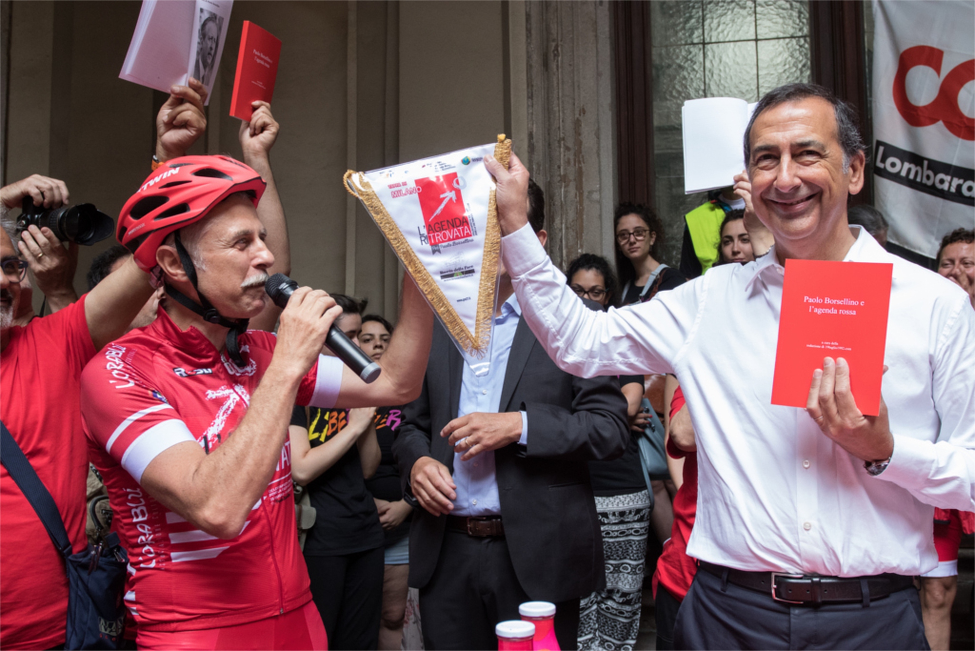 Il sindaco di Milano Beppe Sala con L'Agenda ritrovata