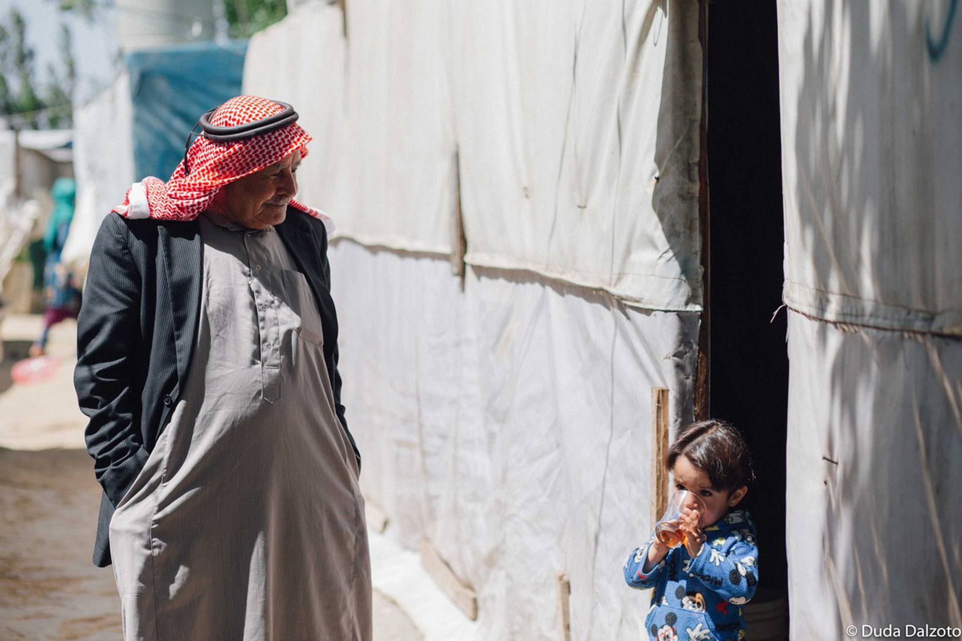 Nonno e nipote nel campo profughi Jdita006, in Libano