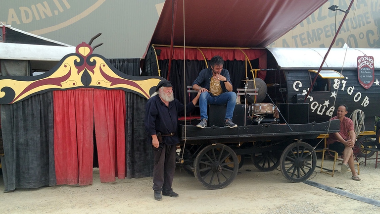 Baladin è il menestrello tipico del Medioevo francese. Furono gli artisti del Cirque Bidon a dare lo spunto ai locali di Teo Musso per l’aspetto caratteristico che hanno ancora oggi