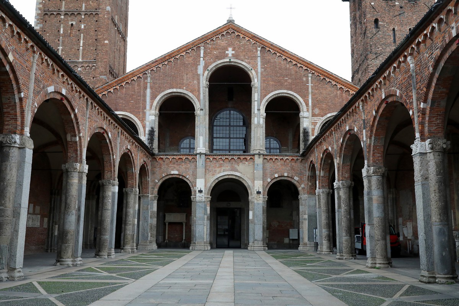 Le città svuotate dal coronavirus. Basilica di Sant'Ambrogio