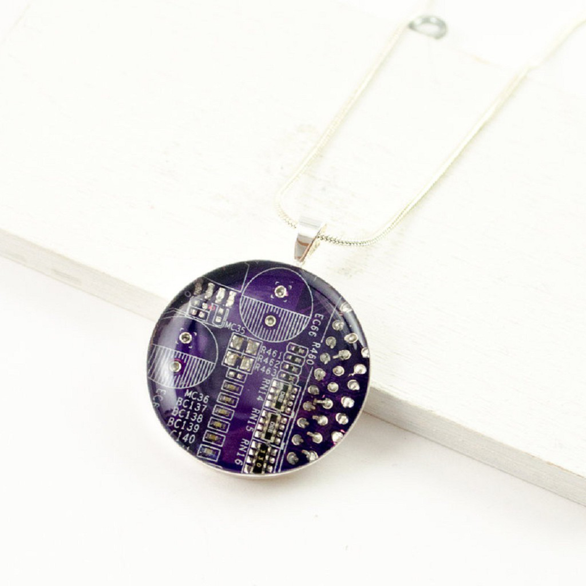 Circuit breaker labs, dal riciclo di circuiti elettrici nascono gioielli ecologici