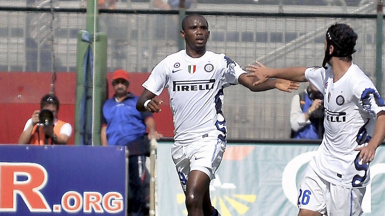 18 ottobre 2010, Cagliari-Inter 0-1. Dopo la sospensione per alcuni minuti della gara per i ‘buu’ razzisti verso Eto’o, l’attaccante nerazzurro realizza uno splendido gol e mima il gesto del gorilla.