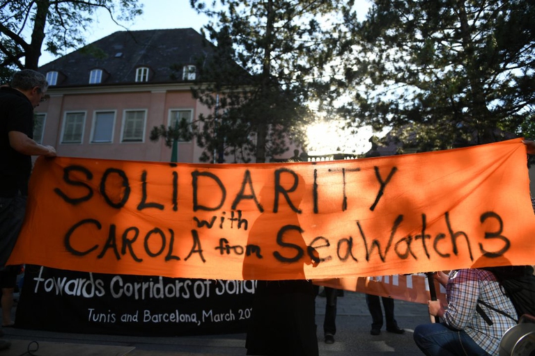 Una manifestazione in solidarietà di Carola Rackete