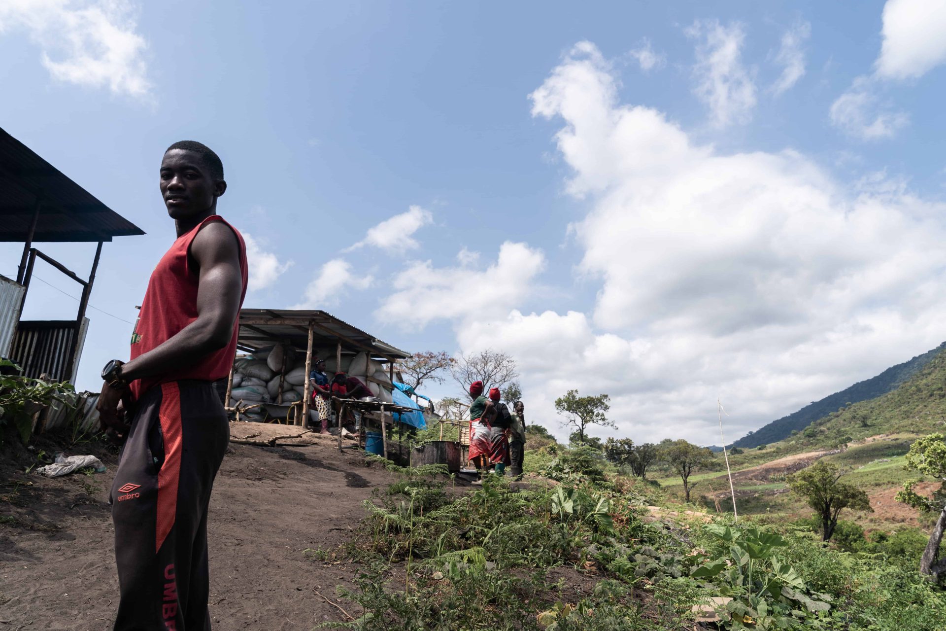 Tutto il processo viene lasciato in mano alla responsabilità dei locali, con la supervisione dei botanici del progetto.