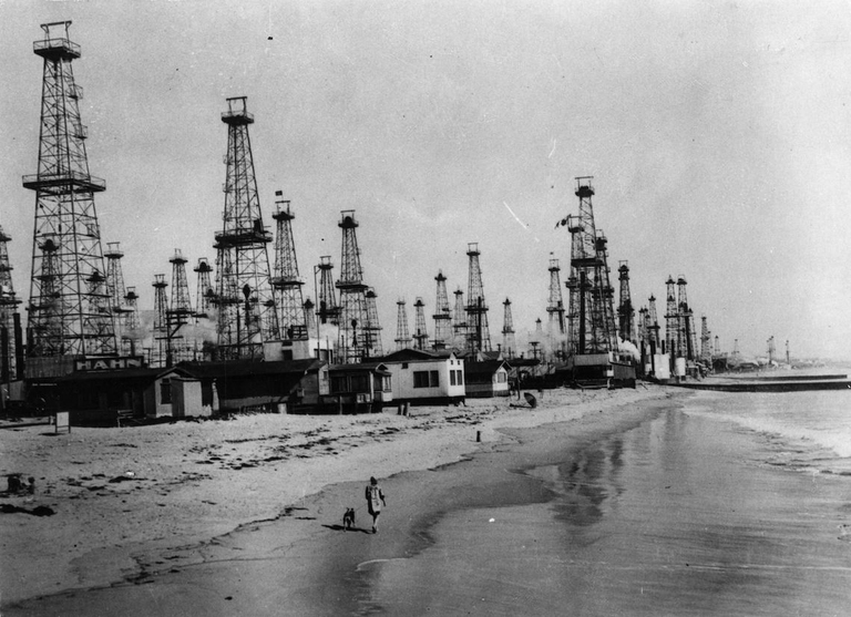 The oilfield at Venice, California, circa 1920 © Keystone/Getty Images