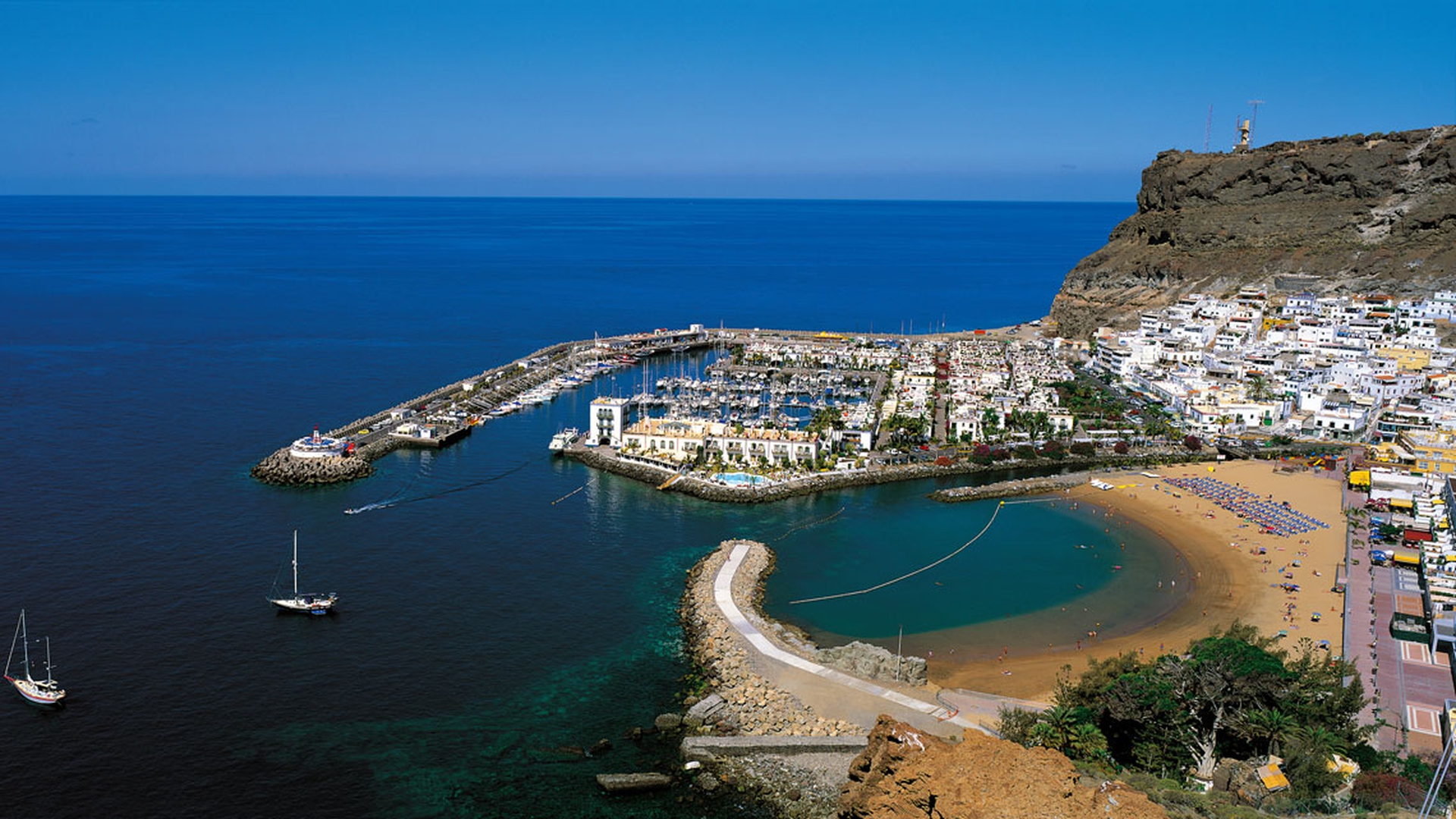 _Vista-playa-y-puerto-de-Mogan