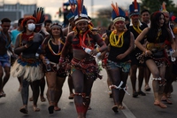 Migliaia di indigeni manifestano a Brasilia per i loro diritti, le loro terre e contro Bolsonaro
