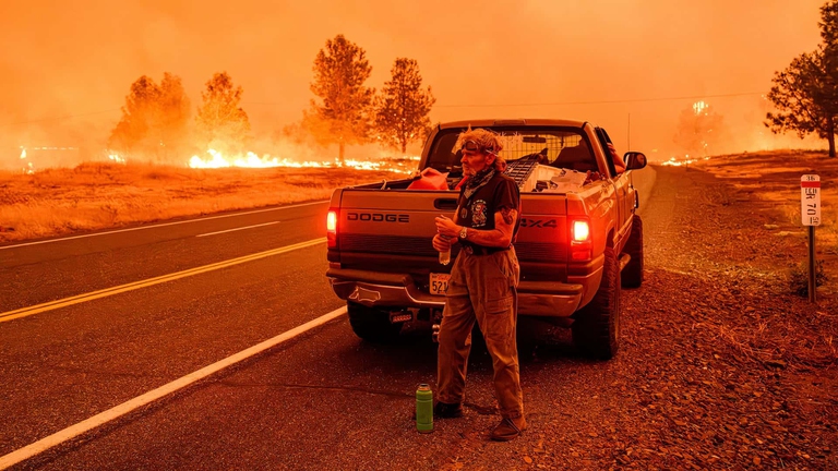 Un residente di Paynes Creek, nella contea di Temaha, costretto a fuggire dall'incendio Park Fire