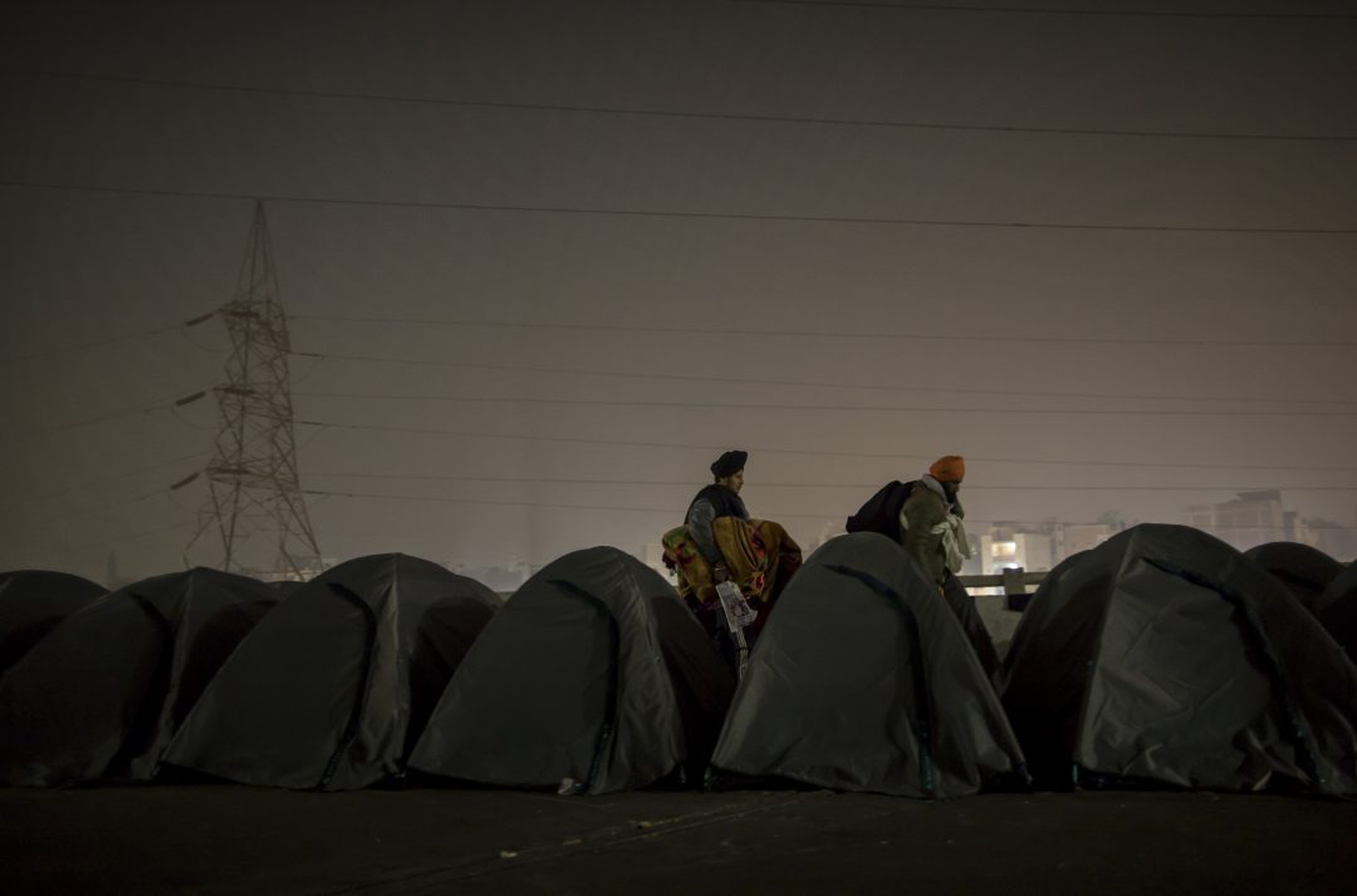 Da mesi in India migliaia di agricoltori sono accampati sull'autostrada per protesta. Ora il governo gli ha tolto internet