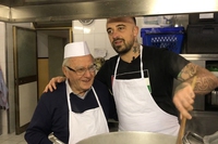 Offrire un pasto a chi non ce l’ha, la missione di Dino Impagliazzo, il cuoco dei poveri