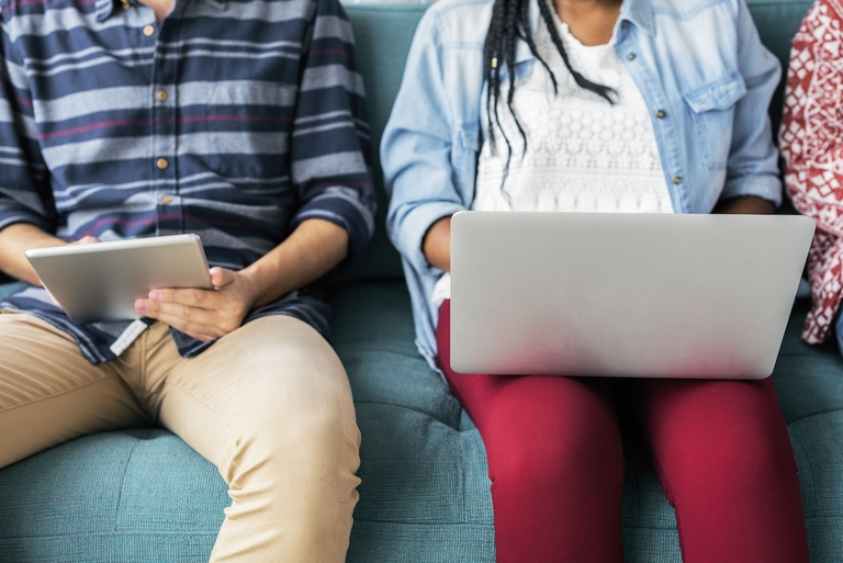 Ragazzi lavorano con laptop e tablet.