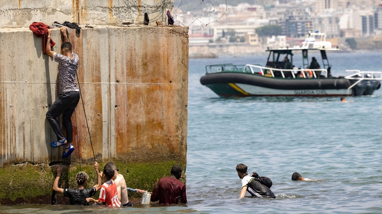 Circa 8mila migranti sono arrivati a Ceuta in poche ore, superando le barriere a nuoto