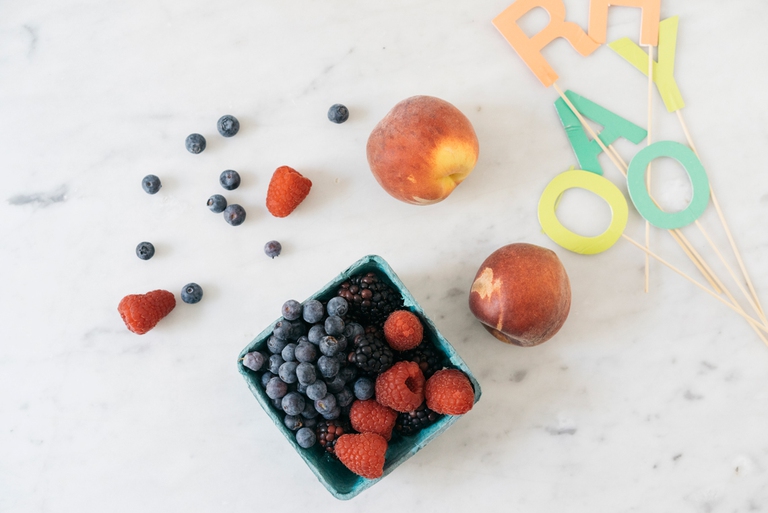 Frutta per bambini. I bambini affrontano con frutta e frutti di