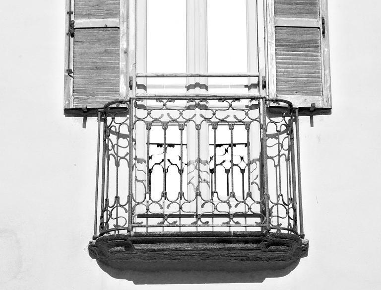 Finestra di un palazzo a Milano