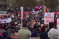 Jobs act francese. Raffinerie, nucleare, ponti: la protesta paralizza il paese