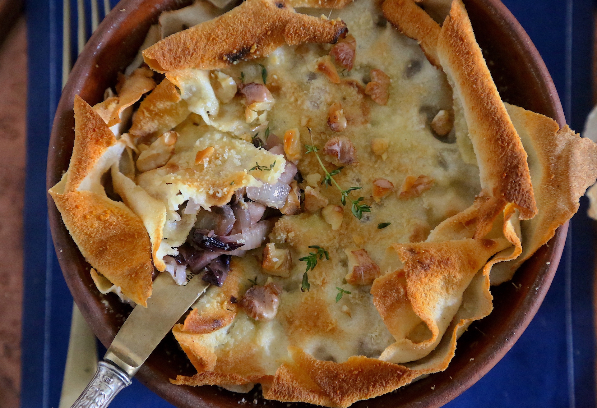 Sfoglia di carasau con radicchio, primosale e noci. La ricetta