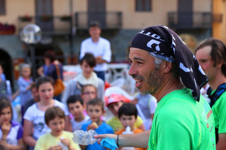 Roberto Cavallo racconta ai bambini cosa ha trovato lungo il percorso. Foto di Matteo Monge