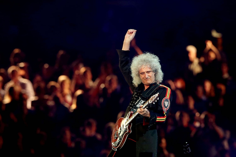 Brian May sul palco con la sua chitarra.