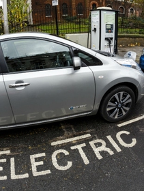 Auto elettriche, boom di vendite grazie alle regole Ue sulle emissioni di CO2