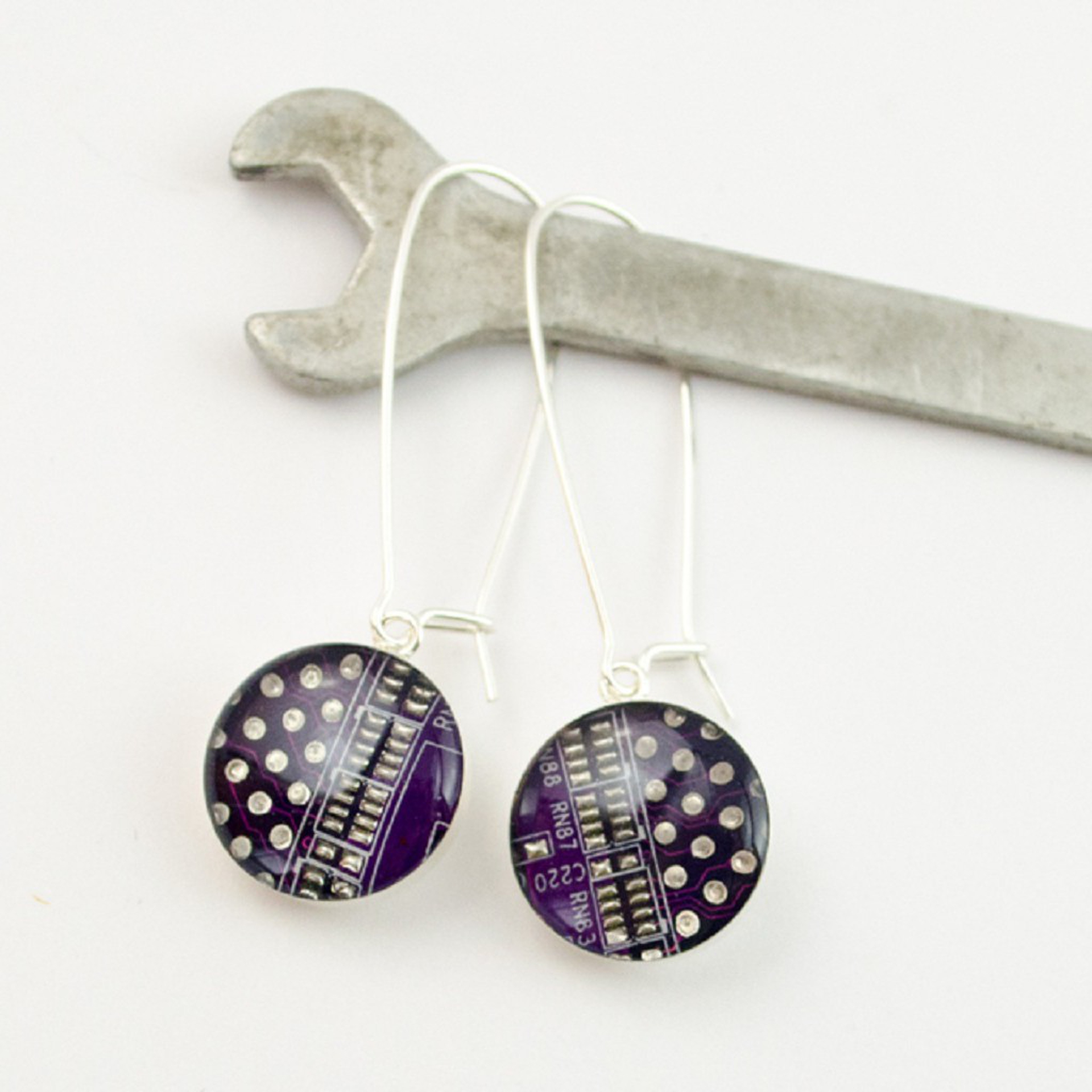 Circuit breaker labs, dal riciclo di circuiti elettrici nascono gioielli ecologici