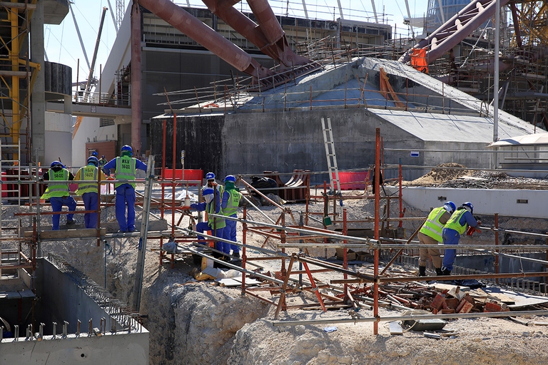 Operai al lavoro nel cantiere di ampliamento del Khalifa International Stadium di Doha. Foto ©  Matthew Ashton/AMA