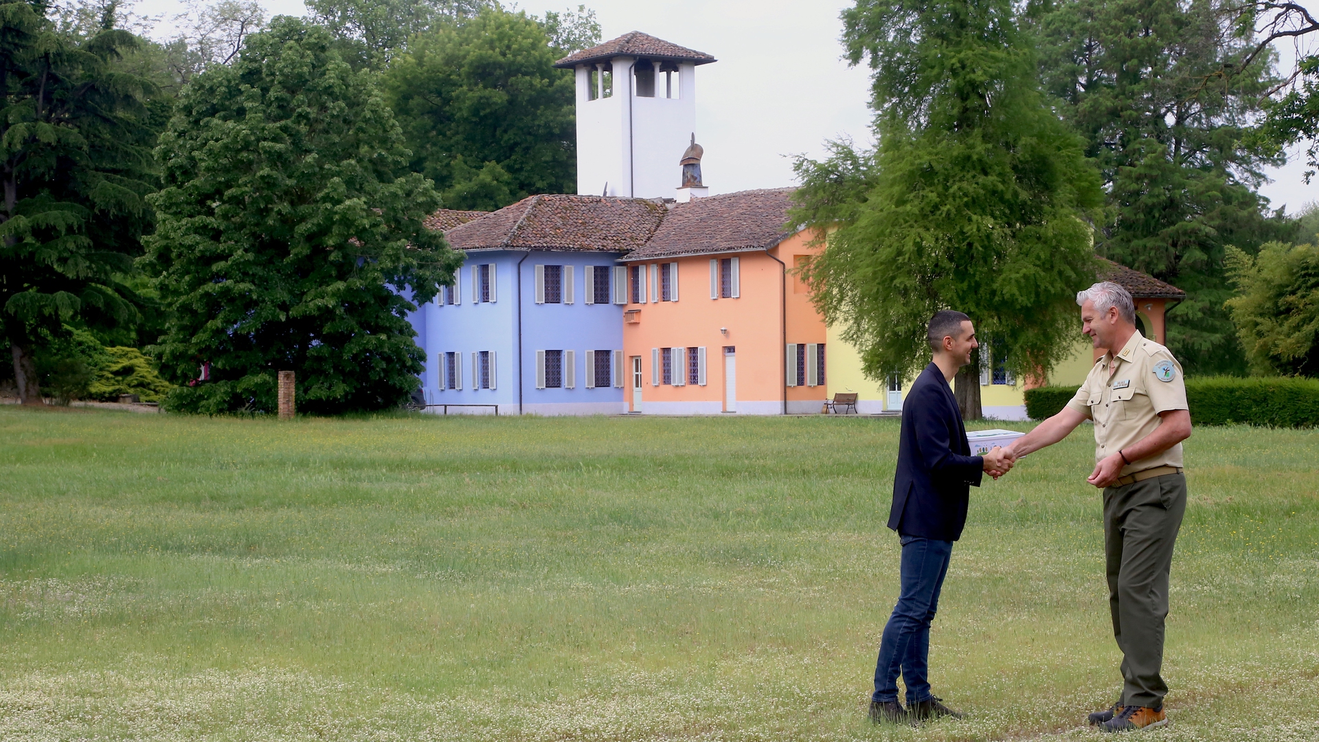 Edoardo e Dino Massignani si salutano prima della partenza © Beatrice Spagoni (ok IMG_1076)