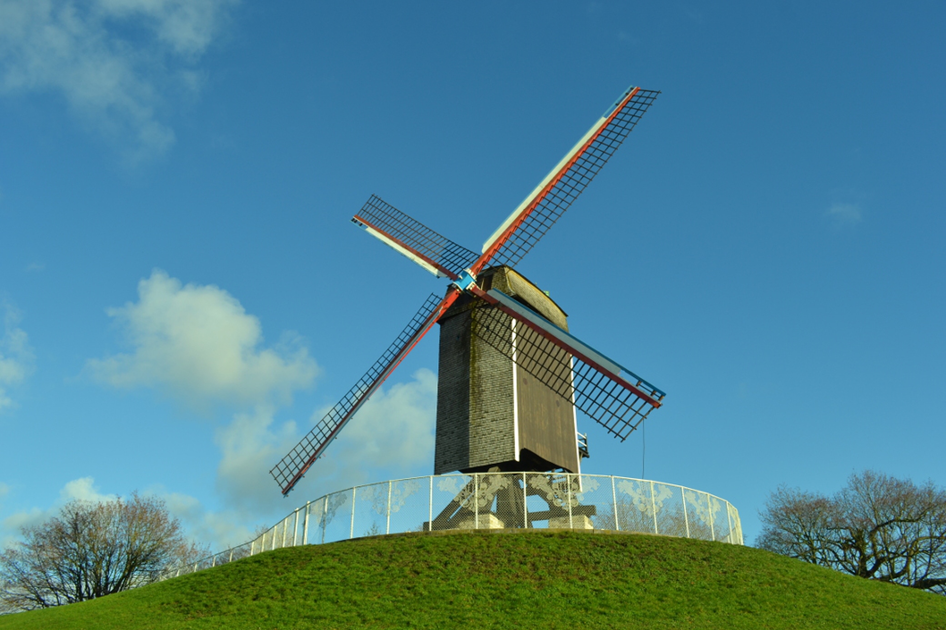 La meraviglia di un mulino al sole a Bruges