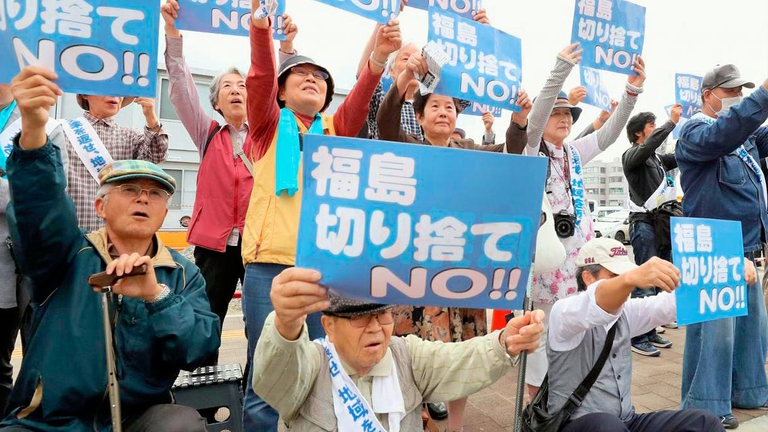 L'orientamento governativo di revocare a breve gli ordini di evacuazione dal villaggio di Iitate e da altre aree, a un anno dalla fine dell’erogazione dei risarcimenti per le famiglie di quelle zone, ha causato proteste. in quanto si pensa che sia una misura volta a annullare il sostegno per l’alloggio a chi è stato evacuato al di fuori delle zone designate. Una decisione che, per chi dipende economicamente da questo supporto, potrebbe significare il ritorno forzato in aree contaminate.