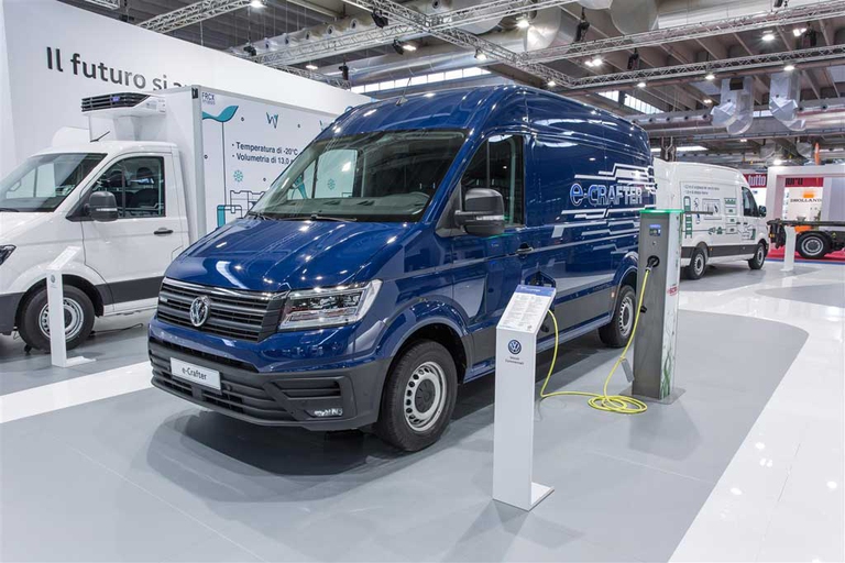 L'elettrificazione è ormai presente anche nel mondo dei trasporti, soprattutto in ambito urbano. Fra le novità presentate al Transpotec il Volkswagen e-Crafter un veicolo con motore completamente elettrico con un motore da 100 kW e un’autonomia massima di 173 km;  pensato per le consegne urbane ha una velocità massima di 90 km/h. ©Volkswagen Veicoli Commerciali