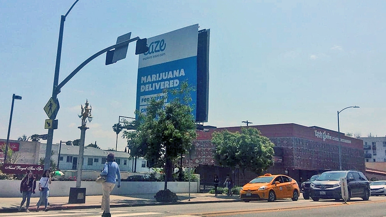 Un cartellone pubblicizza marijuana a Los Angeles
